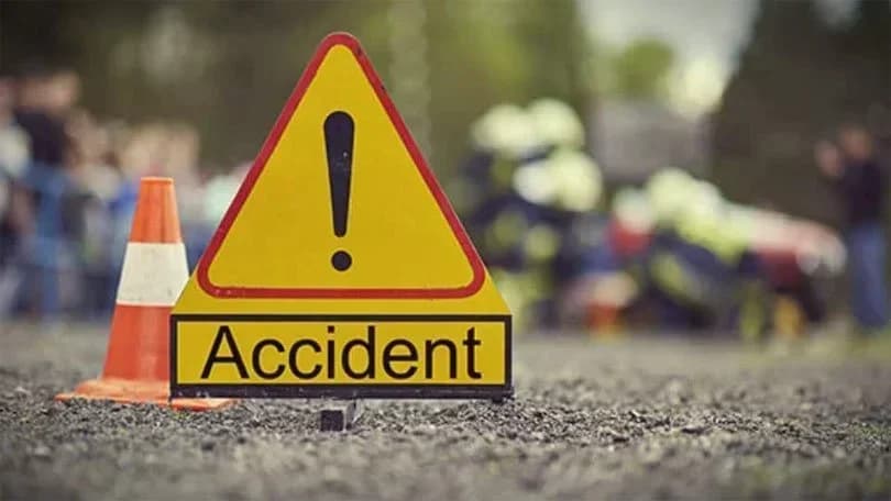 बस र मालबाहक गाडी ठोक्किँदा १८ महिनाका बालकको मृत्यु, १२ घाइते