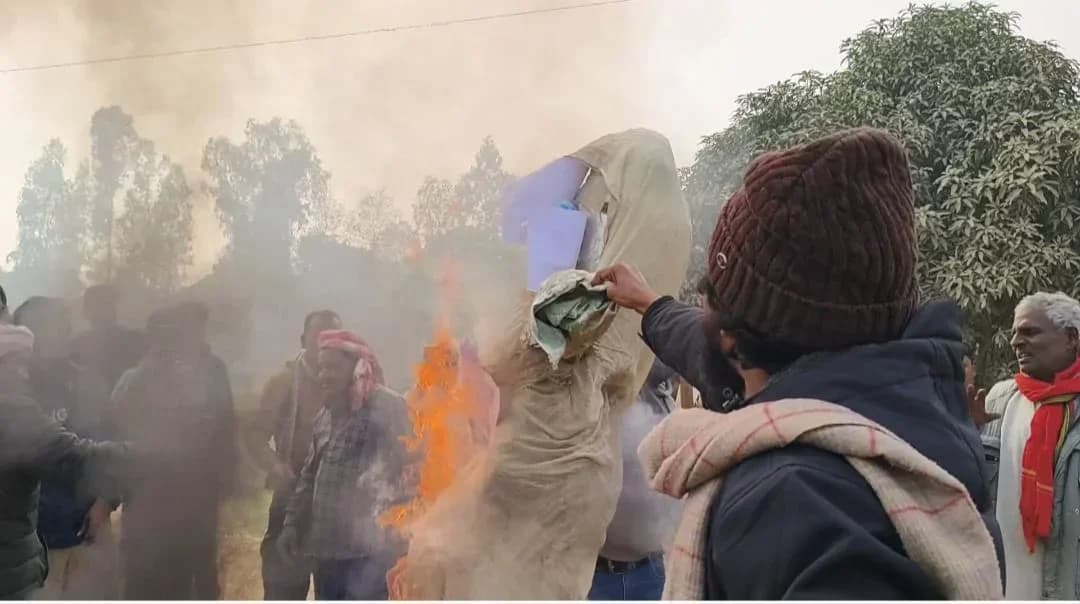 सिरहामा हुलाकी राजमार्ग दुर्घटना बढ्दा स्थानीय युवाहरूको विरोध प्रदर्शन