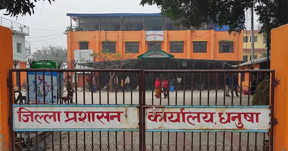 धनुषामा आचारसंहिताविपरीत टाँसिएका २० हजार प्रचार सामग्री हटाइयो