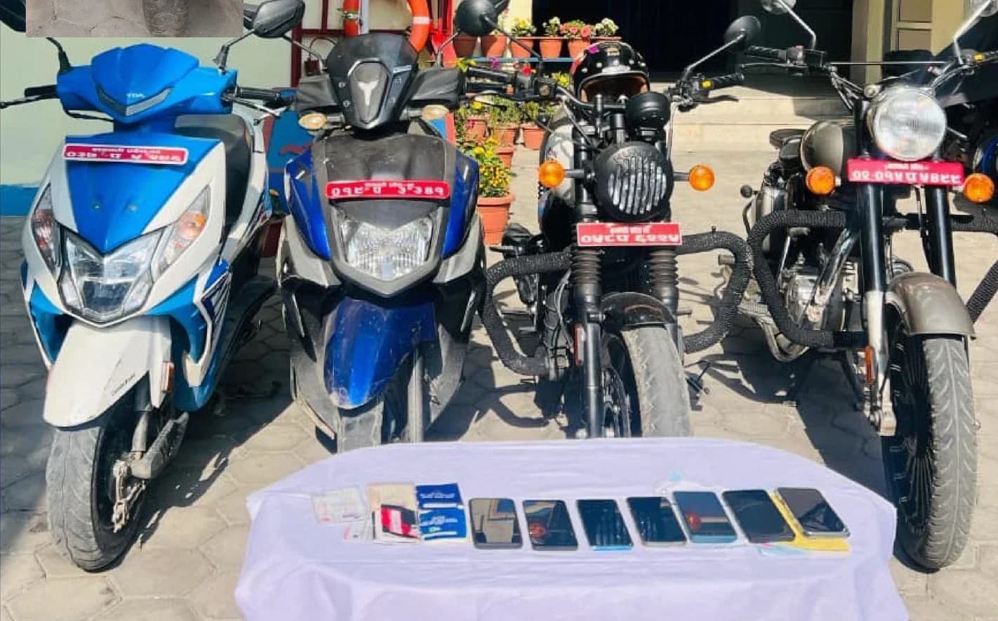 काठमाडौँमा मोटरसाइकल र मोबाइल चोरी गर्ने चार जना पक्राउ