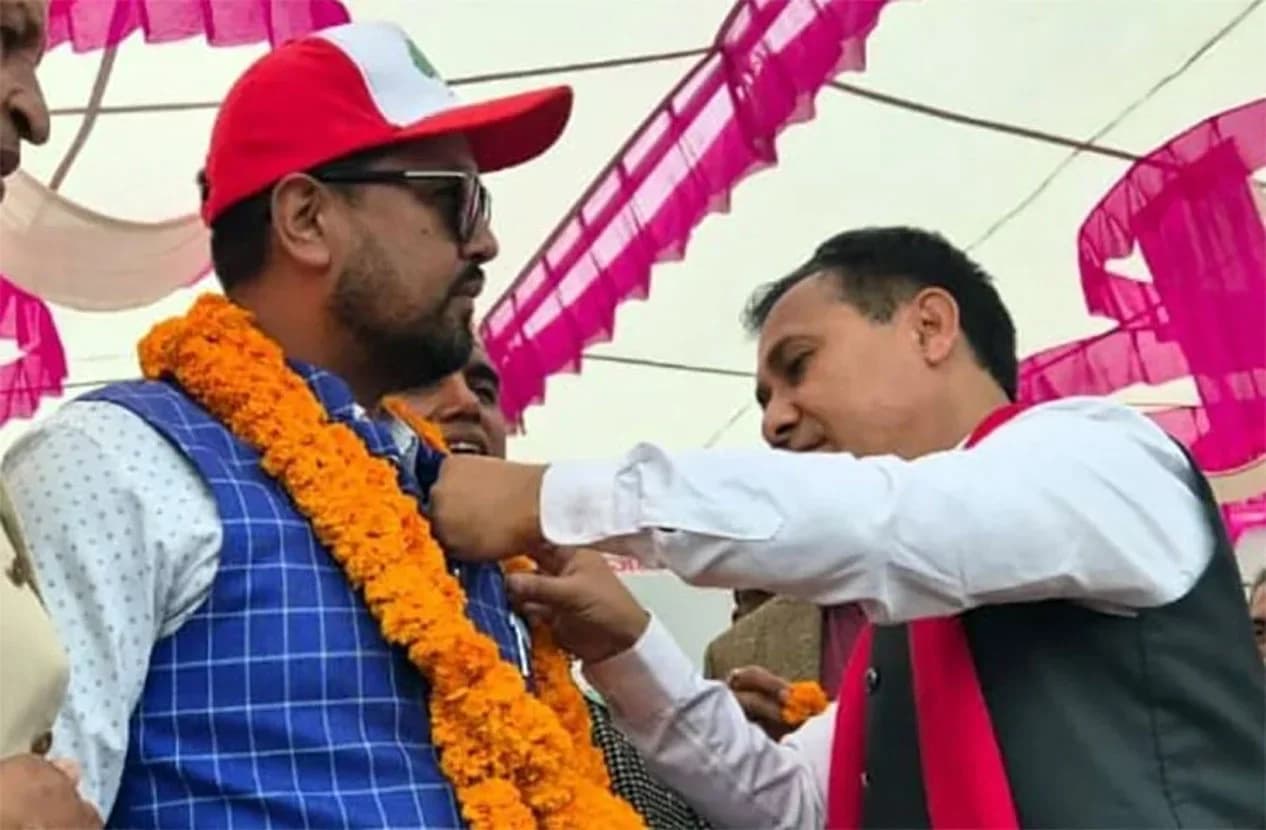 नवलपरासी रास्वपाका जिल्ला सभापति महेन्द्रसिंह ठकुरी नेपाली कांग्रेसमा प्रवेश