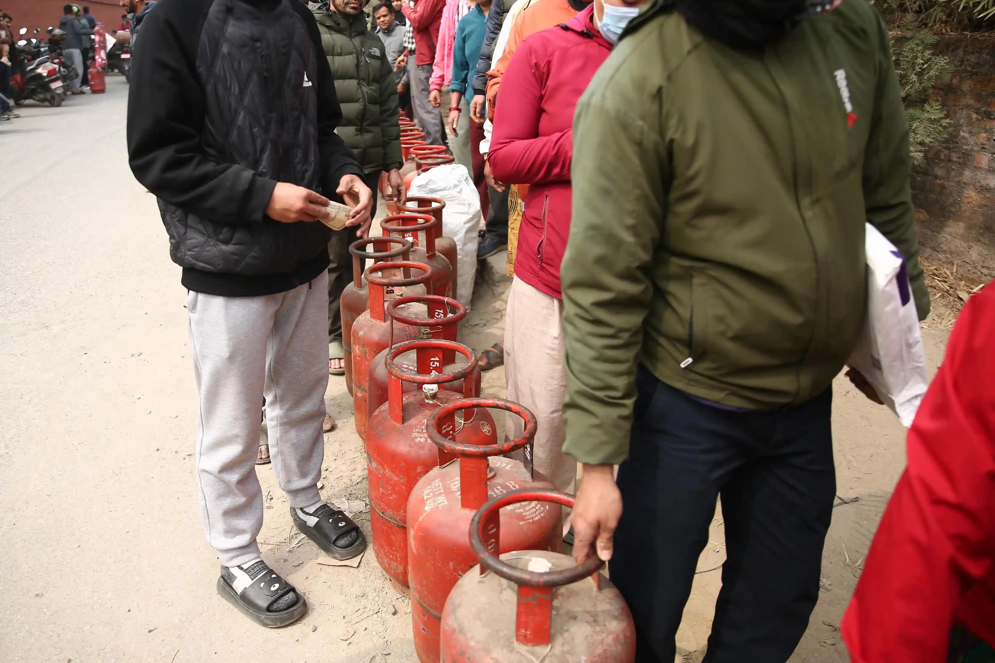 ग्यास अभावको त्रास, बालाजुमा सिलिन्डर लिएर लामो लाइन