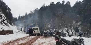 रुकुम पूर्वमा भारी हिमपातका कारण मध्यपहाडी लोकमार्ग अवरुद्ध, दर्जनौं यात्रु अलपत्र