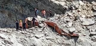 पहिरोमा पुरिएर एकको मृत्यु, स्काभेटर चालक बेपत्ता
