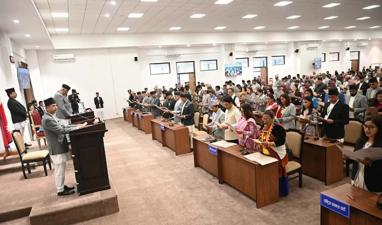 प्रतिनिधिसभाका नवनिर्वाचित सांसदहरूले पद तथा गोपनीयताको शपथ ग्रहण
