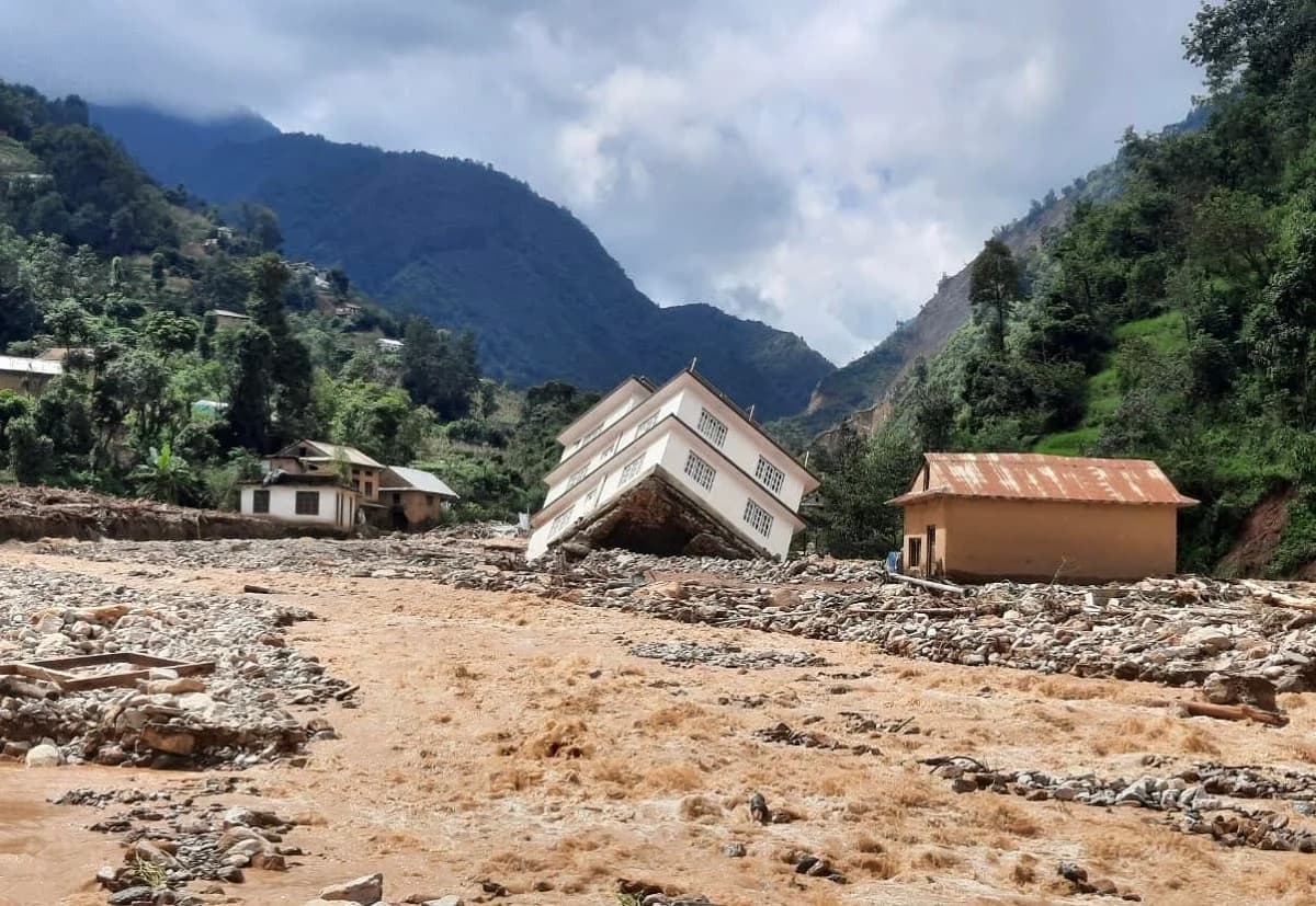 रोशी खोलाको बाढीमा सडक कर्मचारीको मृत्यु , विपी राजमार्ग अवरुद्ध