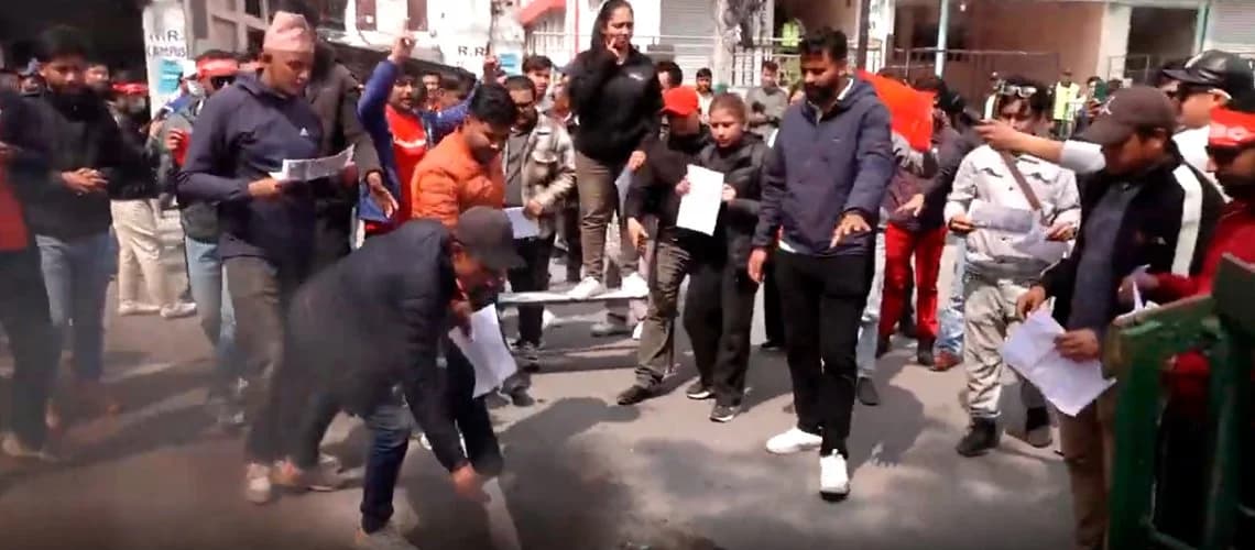 केपी ओली पक्राउविरुद्ध एमाले कार्यकर्ताहरूको विरोध, जेनजी आयोगको प्रतिवेदन जलाइयो