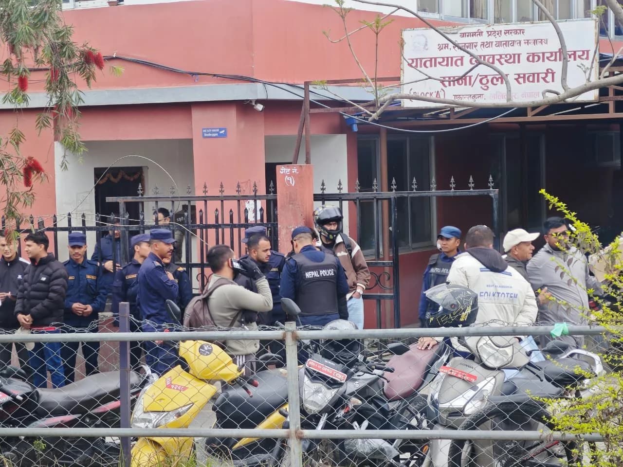 ललितपुरमा १५ बिचौलियाहरू पक्राउ, यातायात कार्यालय वरिपरि निगरानी बढाइयो