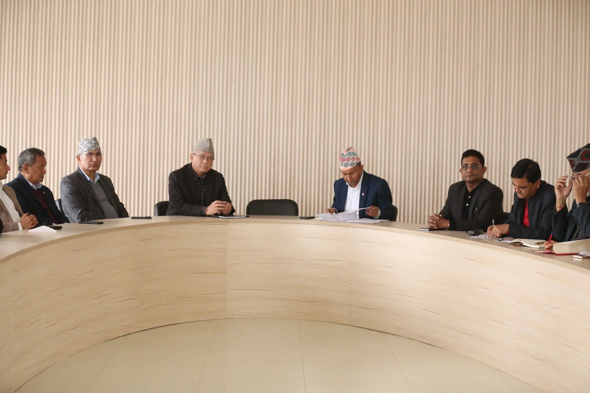 एमाले सचिवालय बैठक सुरू: ओली पक्राउपछि रणनीति छलफल