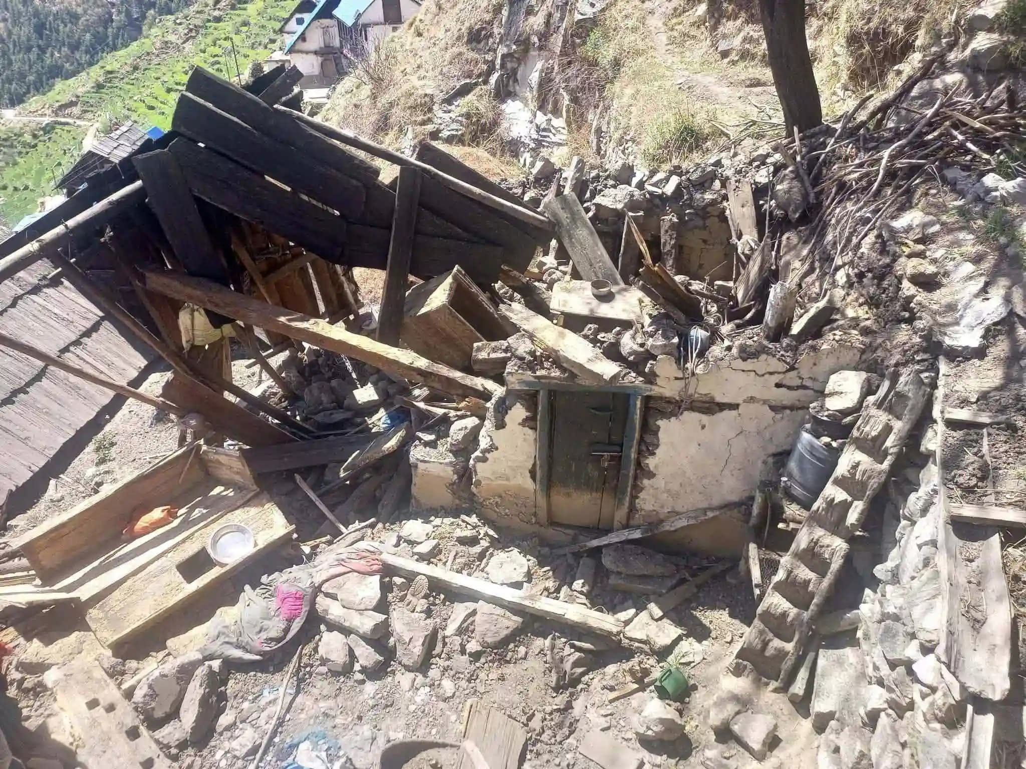 जुम्ला खल्ढुङ्गा गाउँमा सुख्खा पहिरो, तीन घर क्षतिग्रस्त