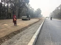 काँकडभिट्टा–लौकही सडक स्तरोन्नति संकटमा: इन्धन र बिटुमिन अभावले काम प्रभावित