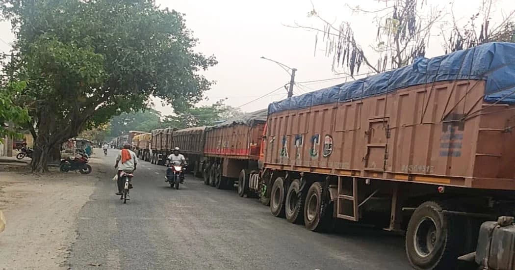 कपिलवस्तुमा ओभरलोड भारतीय ट्रकमाथि कारबाही, २५ ट्रक नियन्त्रणमा