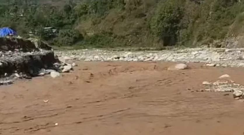 रोशी खोलामा बाढी, बीपी राजमार्ग पूर्ण रूपमा अवरुद्ध