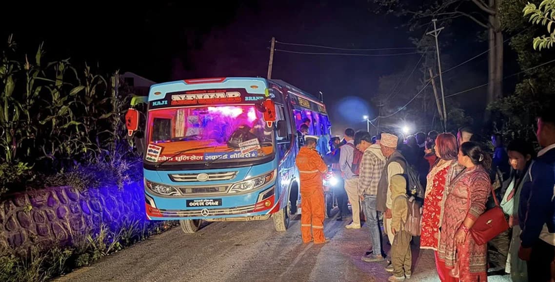 रोशी खोलामा बाढी जोखिम बढेपछि बीपी राजमार्गमा राति सवारी सञ्चालनमा रोक