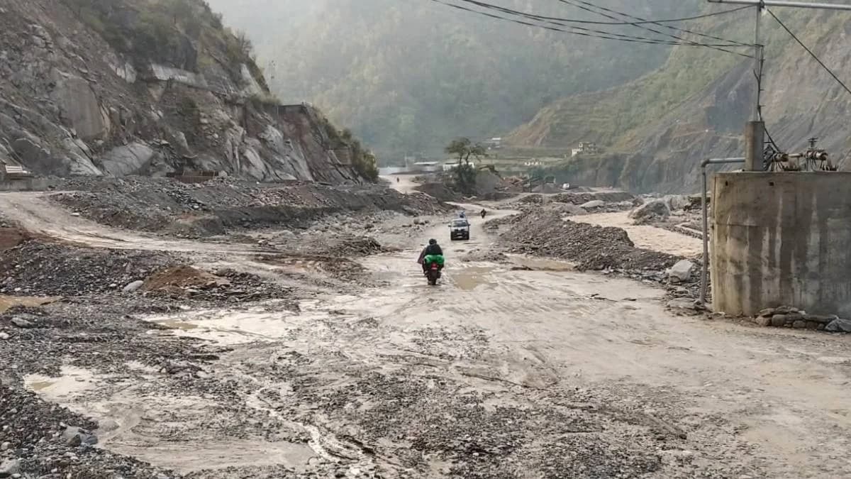 रोशी खोलाको बाढीले बीपी राजमार्ग अझै अवरुद्ध, मर्मत कार्य जारी