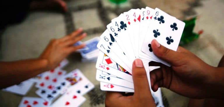 झापाको बनियानी बजारबाट चारजना जुवाडे पक्राउ